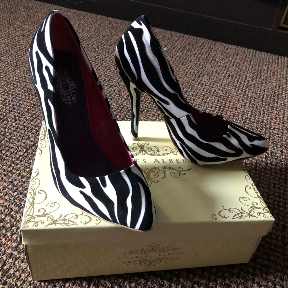 NEw in box Zebra fabric pumps.